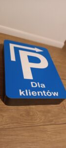 Duża tabliczka z lokalizacją parkingu z możliwością podświetlenia