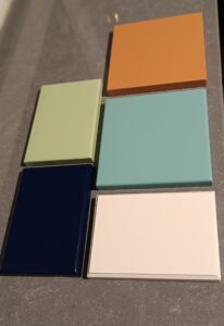 Panele z płyty MDF przygotowane wedle zamówienia. Doskonale sprawdzają się jako np. podstawa pod logo.