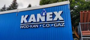 Napisy przestrzenne zamontowane na kontenerze wolnostojącym. Możliwość podświetlenia liter przestrzennych.