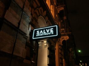 Podświetlany kaseton reklamowy hostelu