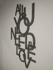 Część z naszej oferty dostępnych dekoracji weselnych. Napisy na ściankę Pana i Pani młodej.