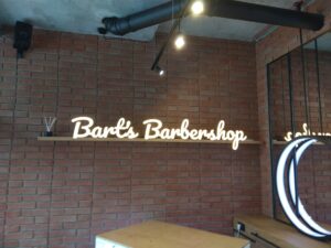 Realizacja podświetlanego napisu typu neon LED w technologii flex dla salonu barberskiego zlokalizowanego na terenie krakowa.