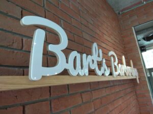 Podświetlany napis NEON LED w technologii flex na drewnianej podstawie. 