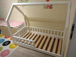 Realizacja jednej z naszych usług wycinania drewna - ręcznie robione łóżeczko z drewna dla dziecka.