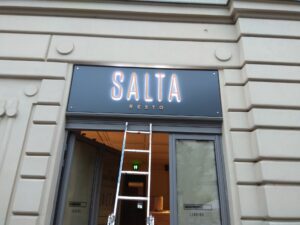 Jedna z naszych realizacji - podświetlany kaseton reklamowy dla restauracji.