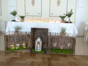 Dekoracje weselne - skrzynki na alkohol oraz dekoracje.