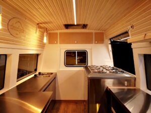 Realizacja wycinki loga firmy na drewnianej płytce.