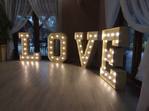 Stojący podświetlany klasyczny napis LOVE na wesele.