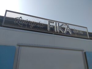 Napis NEON LED w technologii FLEX umieszczony na budynku.